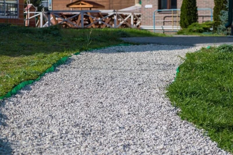 Czym utwardzić podjazd - najlepsze materiały i ich wady oraz zalety