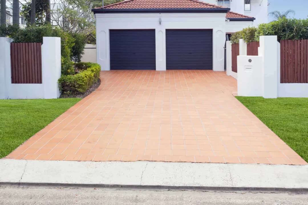 Jak utwardzić podjazd do domu - najlepsze materiały i porady na start